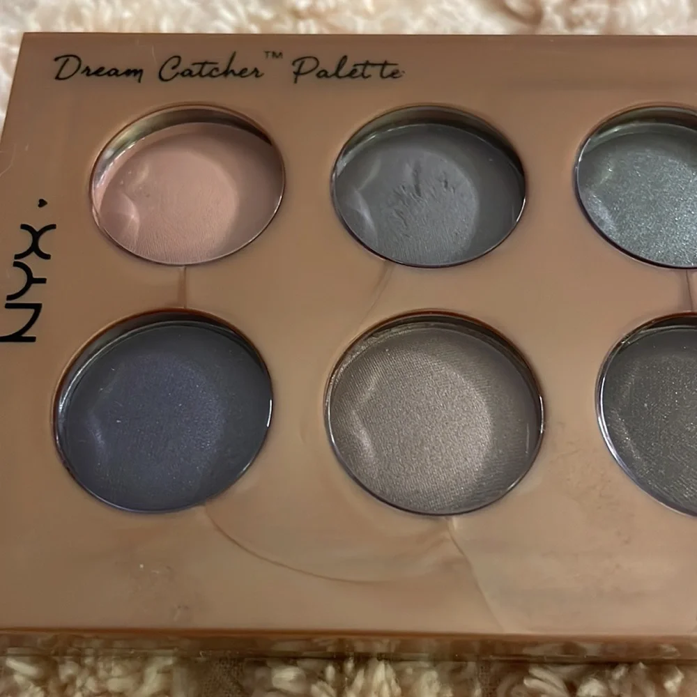 NYX | Stormy Skies Eyeshadow Pallette - Picture 2 of 7